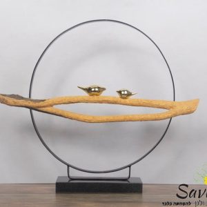 כלי עגלגל בתוכו ענף שעומדת עליו ציפור