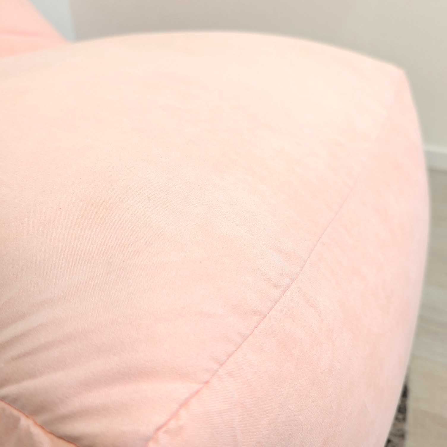 כורסת פוף SILK ורוד בהיר תקריב מושב