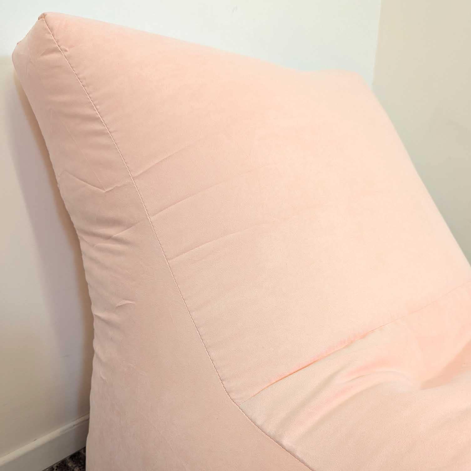 כורסת פוף SILK ורוד בהיר תקריב משענת